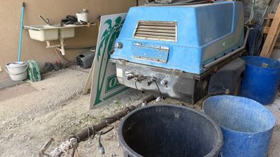 une machine bleue qui est posée dans la terre