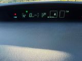 un tableau de bord de voiture sur lequel figure une horloge numérique