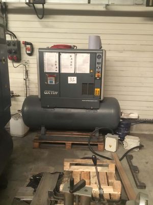 une machine qui se trouve dans un garage