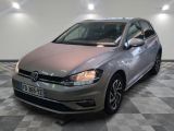 La Volkswagen Golf argentée est garée dans une pièce dont le sol est en damier.