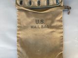 un vieux sac postal américain accroché au mur