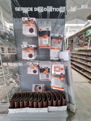 de nombreux rouleaux de sable sur les étagères du magasin