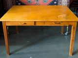 une table en bois avec deux tiroirs dans une pièce