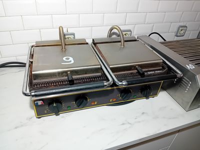 deux grills posés sur un plan de travail