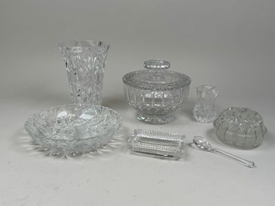 un grand nombre d'objets en verre posés sur une table