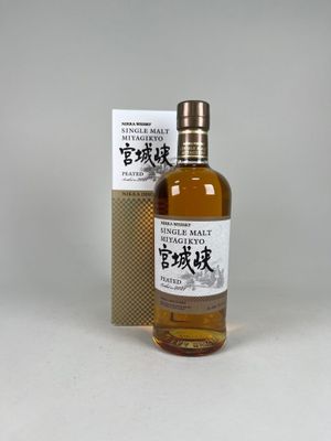 l'image d'une bouteille de whisky posée à côté d'une boîte