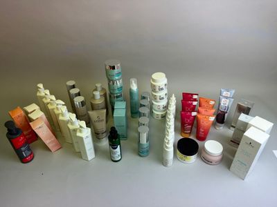 de nombreux types de produits de soins de la peau sur la table