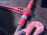 un collier de serrage rouge posé sur une table