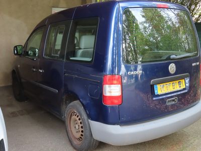 une camionnette bleue garée dans un garage