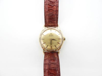 gros plan d'une montre-bracelet sur une surface blanche