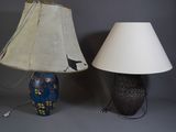 deux lampes placées l'une à côté de l'autre sur une table