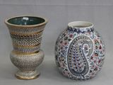 deux vases posés l'un à côté de l'autre sur une table