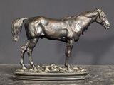 une statue de cheval posée sur une table