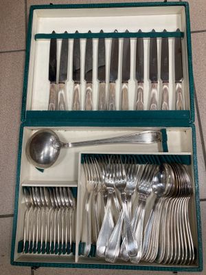 Ménagère 37 pièces en métal argenté - Avec 11 couteaux (mauvais état). - Photo 1