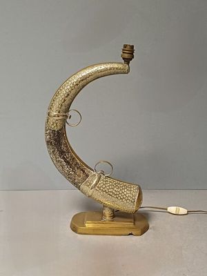 une lampe posée sur une table à côté d'une lampe