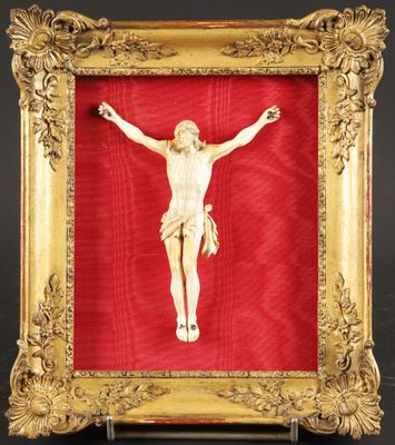 une image de Jésus sur la croix, dans un cadre doré, sur fond rouge