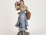 une vieille statue représentant une femme tenant un panier et une cruche