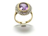 une image représentant une bague ornée d'une pierre violette entourée de diamants