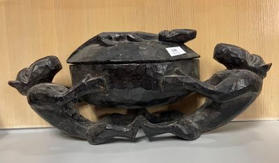 une statue représentant un crabe posé sur une table