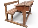 un banc en bois et une table en bois sur fond blanc