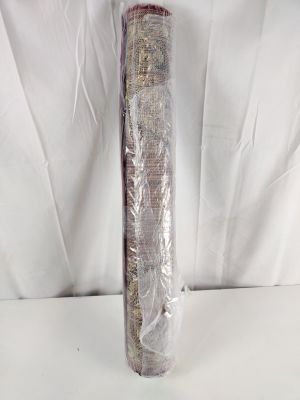 un gros plan d'un rouleau de tissu posé sur une surface blanche