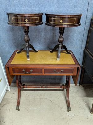 une paire de tables d'appoint anciennes sur pied dans une pièce