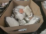 une boîte en carton remplie d'objets posés sur le sol