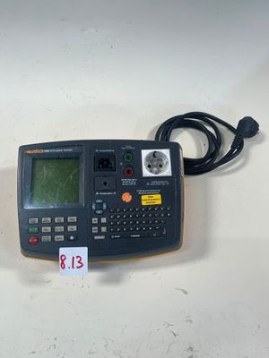 un gros plan d'une calculatrice posée sur une table, avec une étiquette de prix