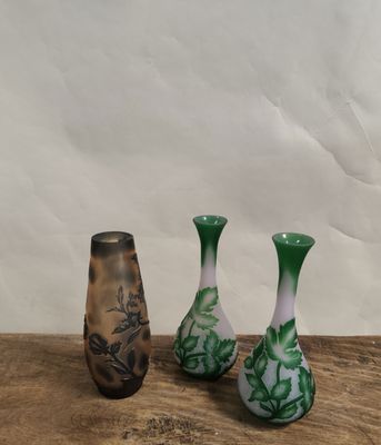 trois vases posés sur une table en bois