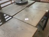 une table entourée de plusieurs chaises