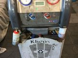 une machine posée sur le sol de la pièce