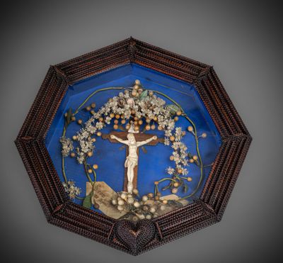 une photo d'une tenture murale décorative représentant un crucifix