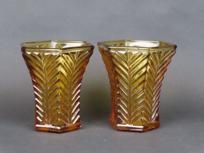 paire de vases en verre doré sur fond gris, avec un fond gris