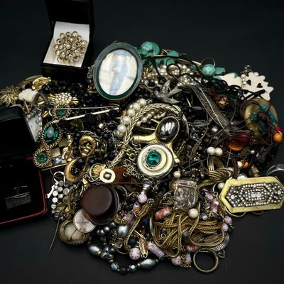 un tas de bijoux variés posés sur une surface noire