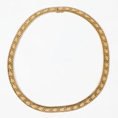 un collier en or sur fond blanc
