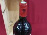 une bouteille de vin devant une caisse en bois