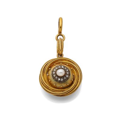 un pendentif en or orné d'une perle et d'un diamant au centre