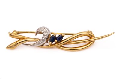 un gros plan d'une broche ornée d'un croissant et de pierres bleues