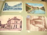 de nombreuses photos de bâtiments anciens exposées sur une table