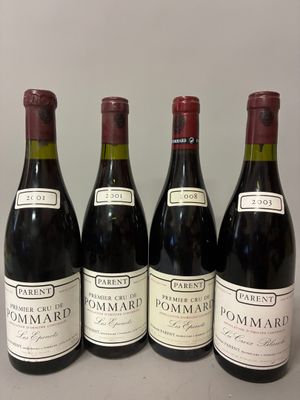 quatre bouteilles de vin sont alignées sur une table