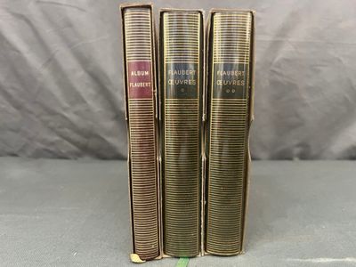 trois livres superposés sur une table