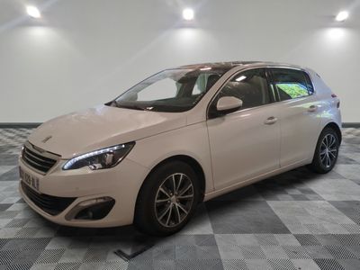 la voiture blanche est garée sur un sol en damier dans le garage