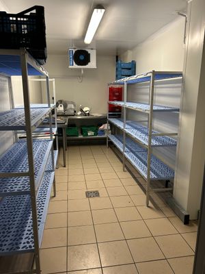 une photo d'une chambre avec des lits superposés