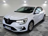 la voiture blanche est garée sur un carrelage à carreaux
