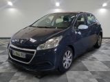 la petite voiture bleue est garée dans le garage sur un sol en damier