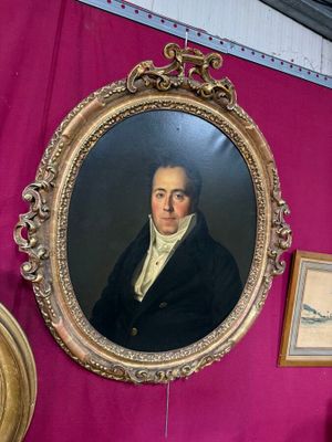 un tableau représentant un homme en manteau noir devant un mur rose