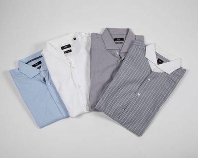 un lot de chemises pour hommes sur fond blanc