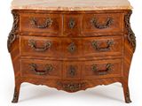 une commode ancienne avec un plateau en marbre sur fond blanc