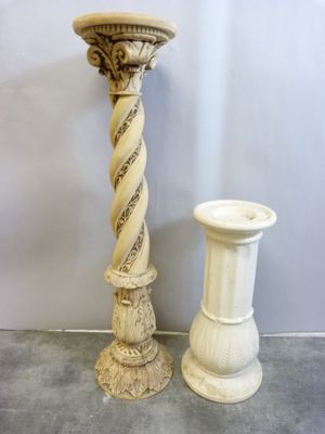 une paire de socles en marbre blanc, avec un bougeoir en marbre au centre