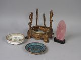 un petit groupe d'objets posés sur une table